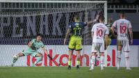 Kiper Persis Solo, Gianluca Claudio Pandeynuwu gagal menghalau bola tendangan penalti Persib Bandung, David Da Silva pada laga lanjutan BRI Liga 1 2022/2023 antara Persib Bandung melawan Persis Solo di Stadion Pakansari, Bogor, Selasa (04/04/2023). (Bola.com/Bagaskara Lazuardi)