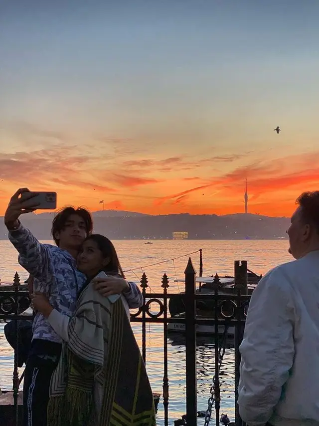 [Fimela] 6 Potret Tampan Eddy Meijer Anak Maudy Koesnaedy Saat Liburan di Turki