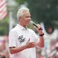 Capres nomor urut tiga Ganjar Pranowo dalam acara Hajatan Rakyat di Lapangan Koni Satrio, Kota Manado, Sulawesi Utara, Kamis (1/2/2024). (Liputan6.com/Nanda Perdana Putra)