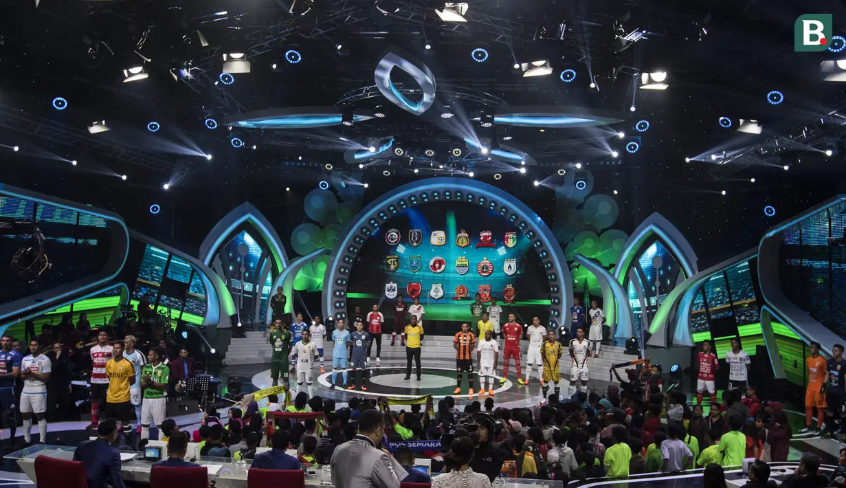 Para pemain memperkenalkan jersey musim baru saat peluncuran Liga 1 Indonesia 2018 di Studio 5 Indosiar, Jakarta, Senin (19/3/2018). Liga 1 akan mulai digelar pada Jumat (23/3). (Bola.com/Vitalis Yogi Trisna)