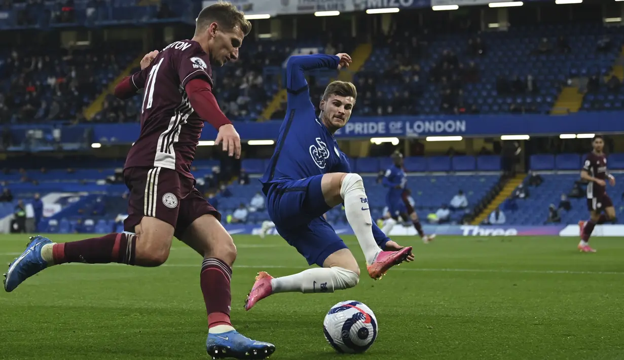 Penyerang Chelsea, Timo Werner (kanan) mencoba memblokir tembakan gelandang Leicester City, Marc Albrighton dalam laga pekan ke-37 Liga Inggris di Stamford Bridge, London, Rabu (19/5/2021) dinihari WIB. Chelsea menang 2-1 saat menjamu Leicester City. (Glyn Kirk/Pool via AP)