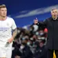 Pelatih Real Madrid, Carlo Ancelotti menyaksikan pemainnya bertanding melawan Sevilla pada pertandingan lanjutan La Liga Spanyol di di stadion Bernabeu, Madrid, Spanyol, Senin (29/11/2021). Hasil ini membuat Los Blancos kukuh di puncak klasemen sementara dengan 33 poin. (AP Photo/Manu Fernandez)