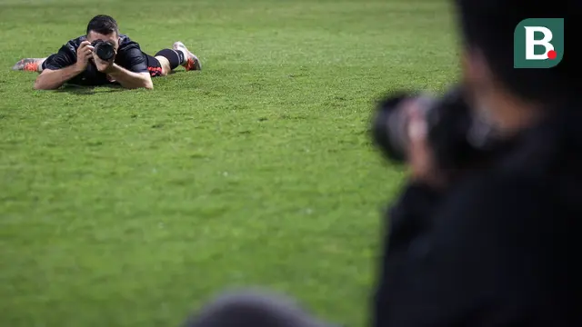 Foto: Tingkah Kocak Ondrej Kudela, Jadi Fotografer Dadakan saat Sesi Latihan Persija Jelang Laga Terakhir di BRI Liga 1 2022/2023