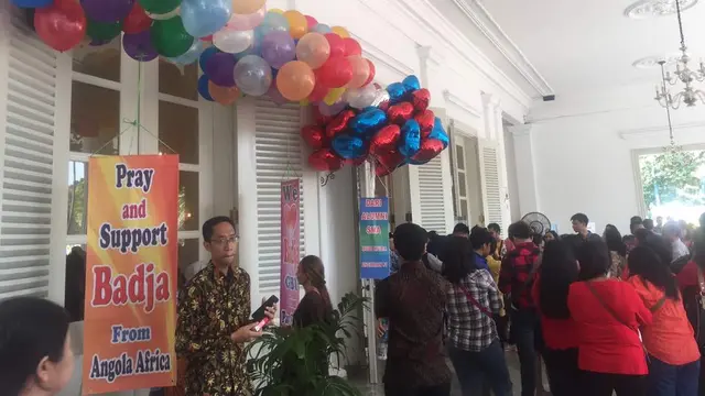Selain karangan bunga, ada juga balon untuk Ahok - Djarot