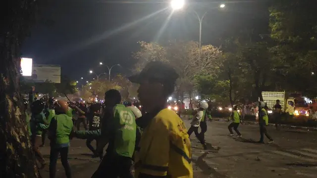 Berkahir Bentrok, Ratusan Ojol Bubarkan Paksa Peringatan 'April Makassar Berdarah' di Kampus UMI