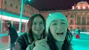 Dibantu sahabatnya Shabrina Luna, Syifa Hadju berhasil menaklukkan skating park dengan melaju ke tengah [@syifahadju]