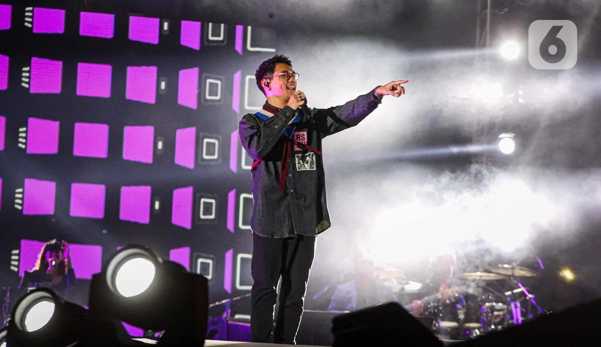Penampilan penyanyi Afgan Syahreza pada hari kedua konser New Live Experience 2020 di Parkir Barat JIExpo Kemayoran, Jakarta, Minggu (30/8/2020). Dalam penampilannya, Afgan membawakan beberapa lagu hits dari album terbaiknya. (Liputan6.com/Faizal Fanani)