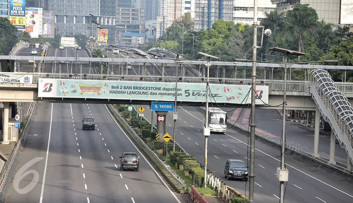 Kendaraan roda empat melintasi tol dalam kota, Jalan Gatot Subroto, Jakarta, Senin (8/2). Libur Tahun Baru Imlek 2567 membuat sejumlah ruas jalan protokol di Jakarta lengang. (Liputan6.com/Faizal Fanani)
