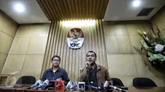 Kabag Informasi dan Pemberitaan KPK Priharsa Nugraha (kanan) memberikan keterangan pers di Gedung KPK, Jakarta, Sabtu (13/2). Sebelumnya, 6 orang terjaring OTT terkait permintaan penundaan pengiriman salinan putusan kasasi. (Liputan6.com/Faizal Fanani)