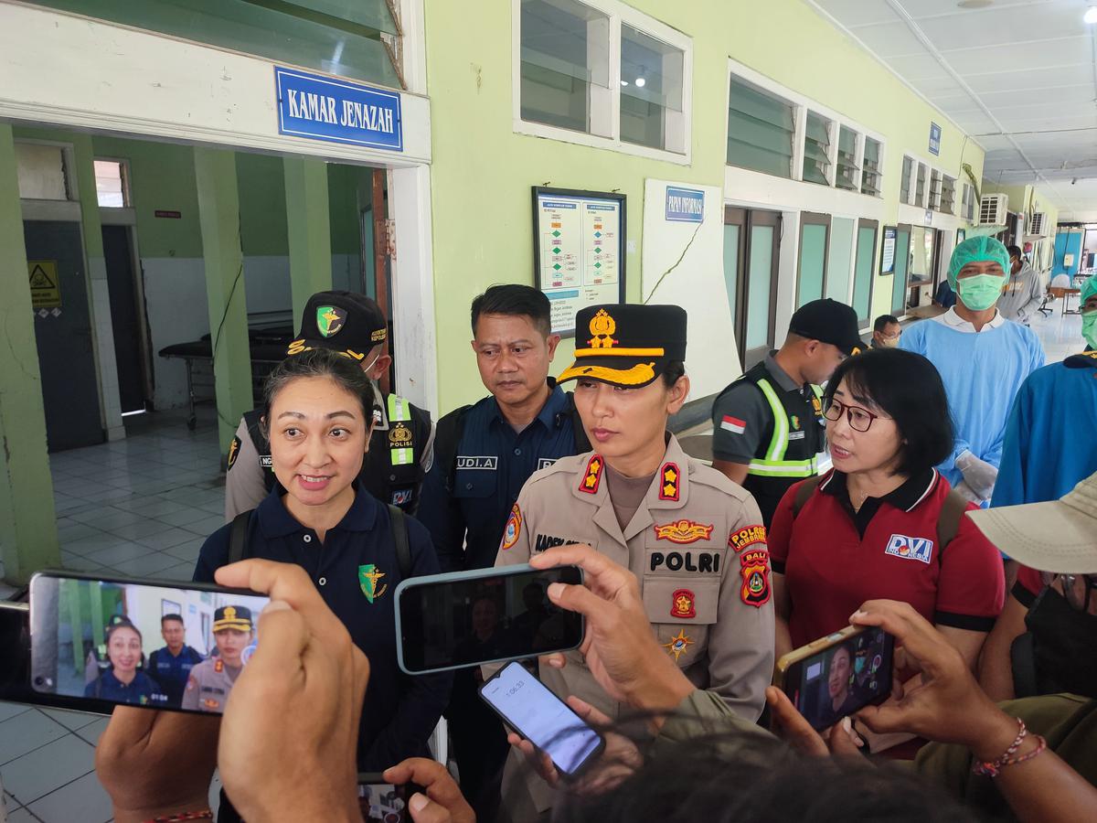 Penyerahan jenazah korban KMP Tunu Pratama Jaya kepada pihak keluarga, Rabu (8/10).