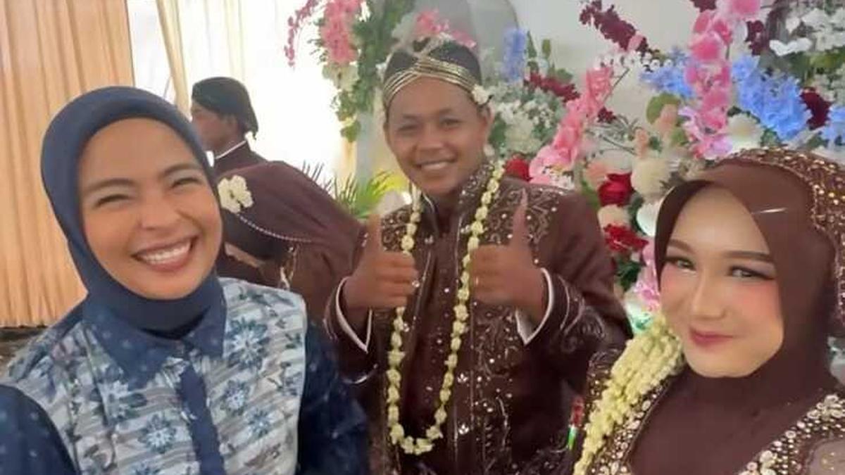 Potret Tantri Kotak Kondangan di Kampung, Tampil Sederhana Elegan dengan Gamis Bunga