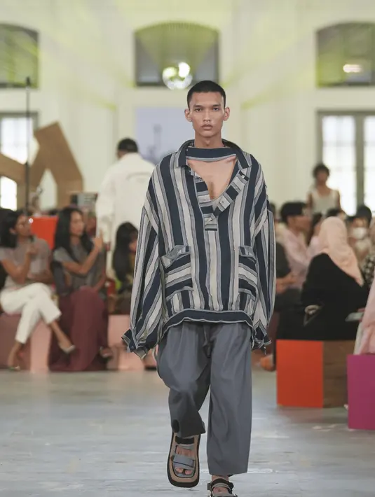 <p>Namun, tanpa meninggalkan pendar warna pastel lembut yang merupakan ciri khas Sapto Djojokartiko. Detail intrikasi sulam tangan, repetisi tumpuk motif, manik-manik, lipat, patchwork, lipit-lipit, rumbai bertumpuk, dan modifikasi rajutan adalah esensi matang rancangan Sapto Djojokartiko. Foto: Document/Sapto Djojokartiko.</p>