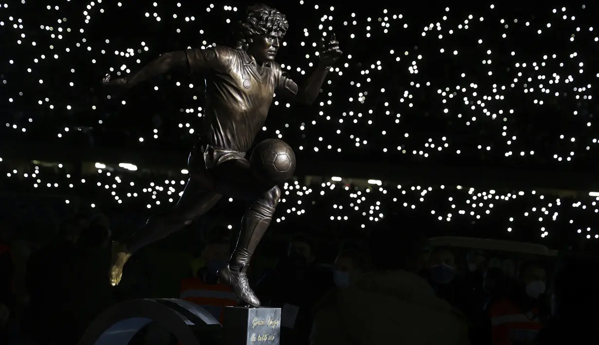 Sebelum laga antara Napoli melawan Lazio digelar, terlebih dahulu dilakukan peresmian Patung legenda Napoli, Diego Maradona dalam peringatan satu tahun kematiannya di Diego Armando Maradona Stadium. (LaPresse via AP/Alessandro Garofalo)