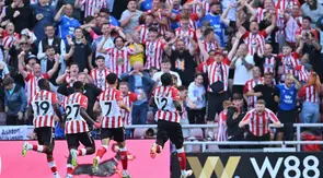 Penyerang Sunderland asal Spanyol #12, Eliezer Mayenda (tengah), merayakan gol pembuka di hadapan para penggemarnya dalam pertandingan English Premier League&nbsp;antara Sunderland dan West Ham United di Stadium of Light, Sunderland, Inggris timur laut, pada 16 Agustus 2025. (ANDY BUCHANAN/AFP)