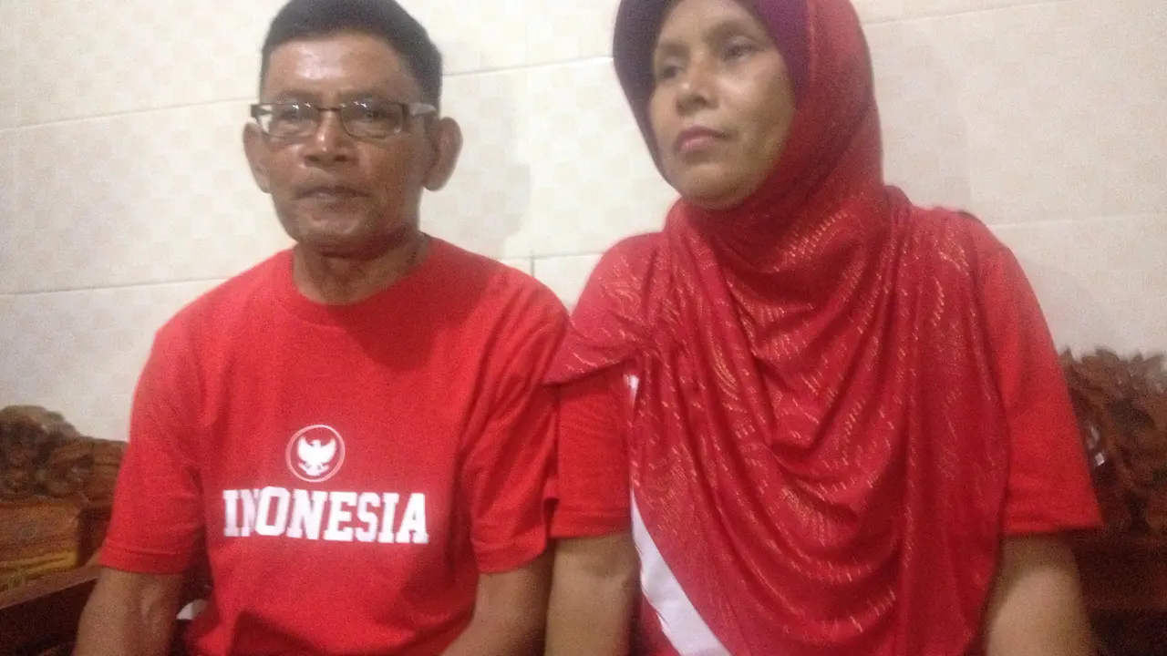  Jumiah (kanan), ibunda penyerang timnas Indonesia, Andik Vermansyah