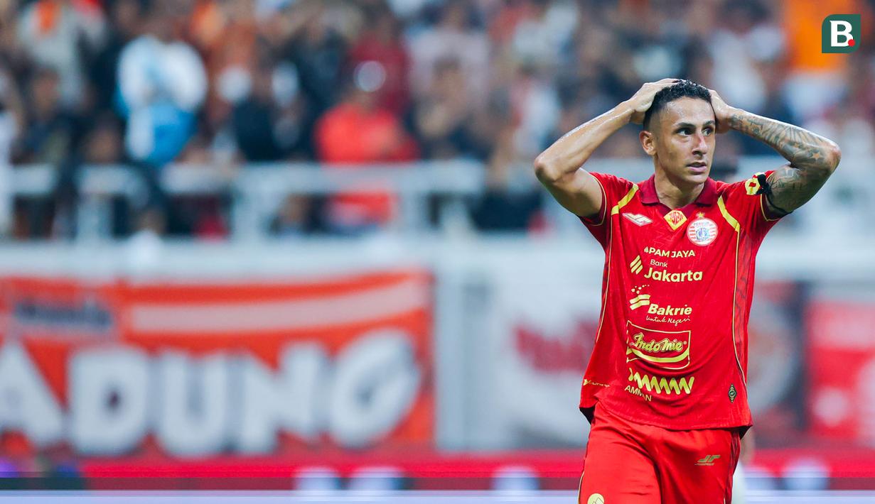 Pemain Persija Jakarta, Bruno Tubarao, tampak kecewa setelah dipaksa bermain imbang 1-1 dengan Bali United dalam lanjutan BRI Super League 2025/2026 di Jakarta International Stadium (JIS), Minggu (14/9/2025) malam WIB. (Bola.com/M Iqbal Ichsan)