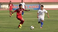 Pemain Persis Solo Bayu Nugroho (merah) berebut bola dengan pemain PSIS Semarang Franky Mahendra di final Piala Polda Jateng. (Bola.com/Vincensius Sawarno)