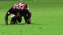 Pemain AC Milan, Mario Balotelli terlihat kesal setelah gagal mencetak gol melawan Carpi FC pada lanjutan Serie A Italia di Stadion Giuseppe Meazza, Milan, Italy,Kamis (21/4/2016) atau Jumat dini hari WIB. (AFP/Giuseppe Cacace)