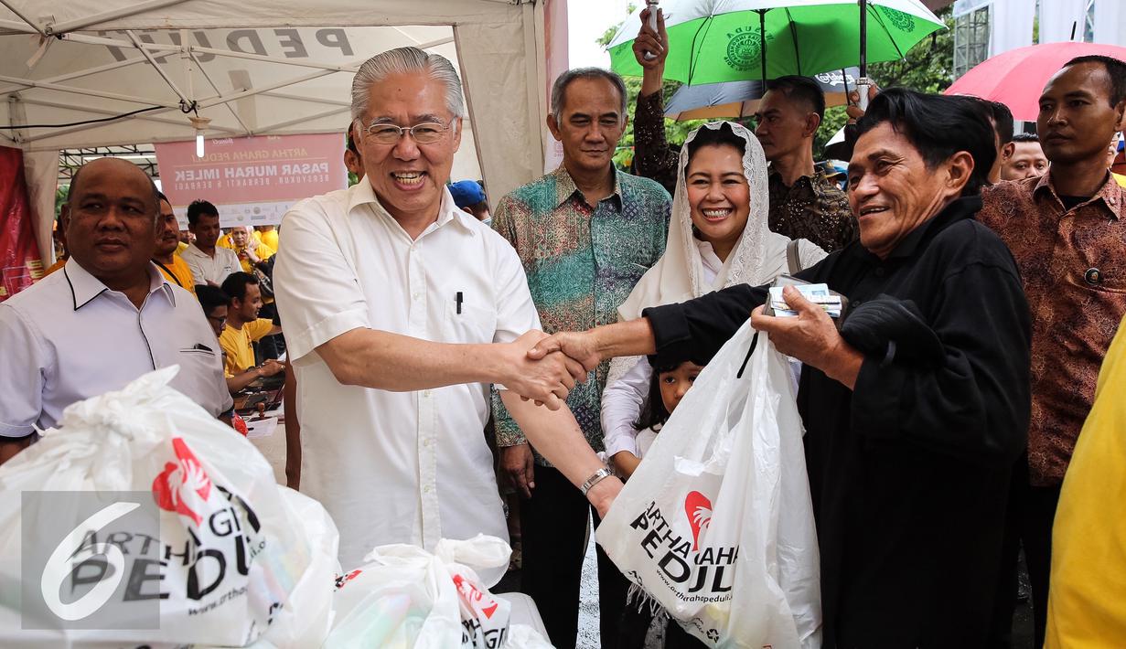 Mendag Enggartiasto Lukita di dampingi Yenny Wahid secara simbolis memberikan paket sembako pada acara kick off pasar murah di Kawasan SCBD, Jakarta (14/1). Kegiatan ini membantu masyarkat Indonesia yang kurang beruntung. (Liputan6.com/Fery Pradolo)