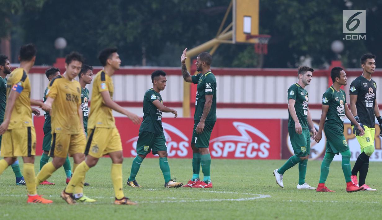 Pemain Persebaya, David Aparecido Da Silva (tengah) usai melawan Bhayangkara FC pada lanjutan Go-Jek Liga 1 Indonesia bersama Bukalapak di Lapangan PTIK, Jakarta, Rabu (11/7). Laga berakhir imbang. (Liputan6.com/Helmi Fthriansyah)