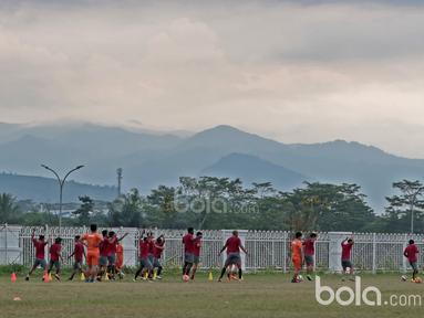 Landscape pegunungan menjadi daya tarik tersendiri saat sesi latihan finalis Piala Presiden 2017, Pusamania Borneo Fc di Stadion Pakansari, Bogor, (9/3/2017). (Bola.com/Nicklas Hanoatubun)