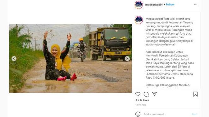Wanita Ini Berpose Seperti Model di Jalanan Rusak dan Berlumpur(@medsoskediri/Instagram)