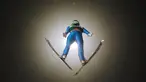 Seorang atlet ski sedang berlatih di nomor Ski Jumping HS 142 jelang Kejuaraan Dunia Ski Jumping di Kuusamo, Finlandia, (28/11/2015). (EPA/Pekka Sipola)