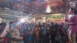 Aktris dan penyanyi Vicky Shu menghibur tamu undangan di pernikahan putri Presiden Jokowi, Kahiyang Ayu dan Bobby Nasution di Gedung Graha Saba Buana, Solo, Rabu (8/11). (Liputan6.com/Luqman Rimadi)