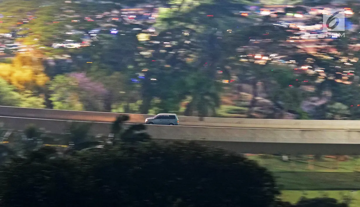 Kendaraan melintasi jembatan simpang susun semanggi, Jakarta, Rabu (18/9/2019). Kepala BPRD DKI Jakarta Faisal Syafruddin mengatakan, sekitar 2,2 juta kendaraan bermotor di Jakarta menunggak pajak dengan nilai tunggakan pajak mencapai Rp 2,4 triliun. (Liputan6.com/Herman Zakharia)