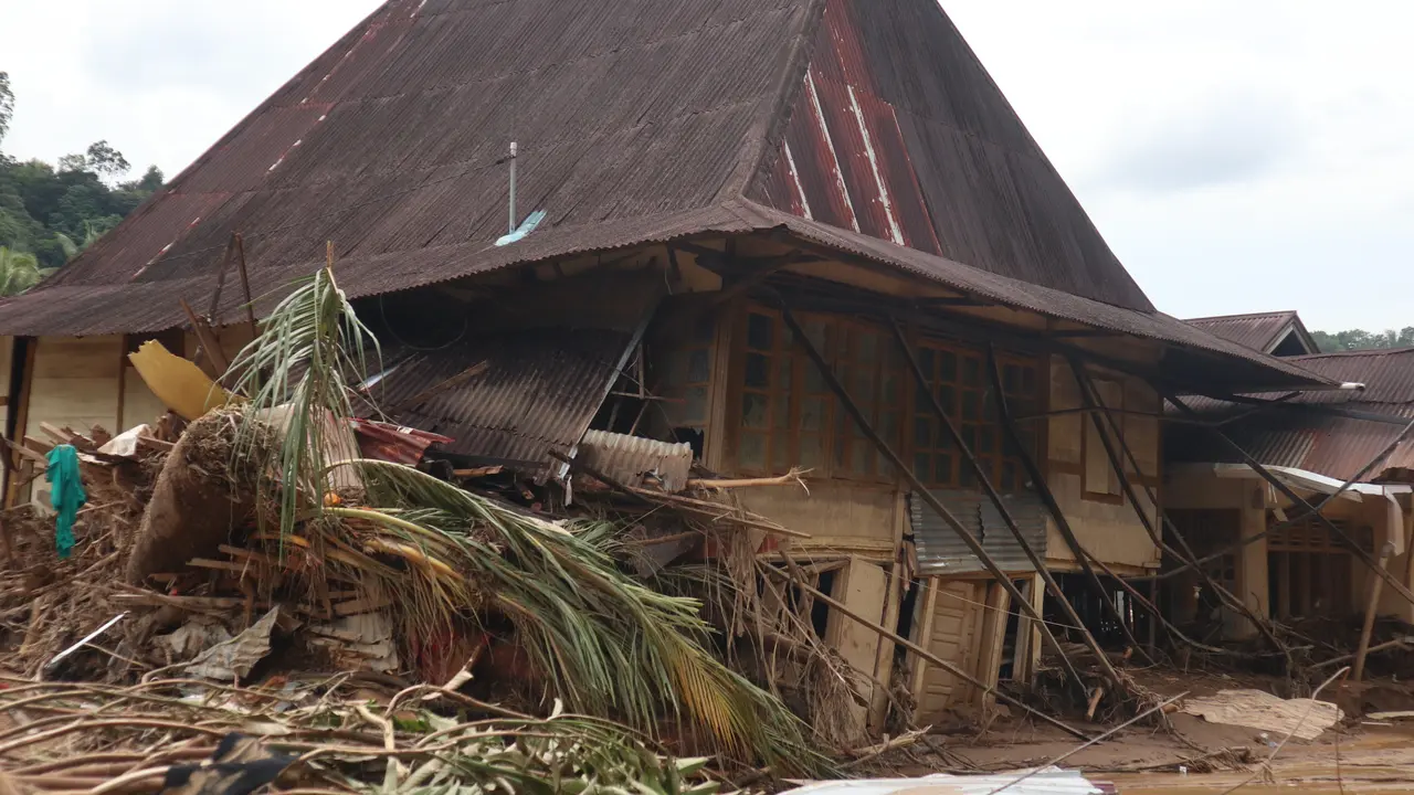 Banjir bandang dan longsor di Sumatera Barat (Sumbar).