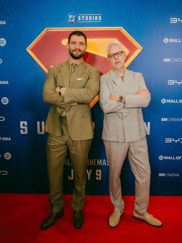 David Corenswet dan James Gunn dalam acara fan event film Superman di Manila, Filipina. (dok. Warner Bros)