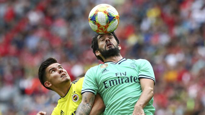 Gelandang Real Madrid, Isco berebut bola udara dengan pemain Fenerbahce, Ferdi Kadioglu selama pertandingan Audi Cup 2019 di stadion Allianz Arena di Munich, Jerman (31/7/2019). Madrid menempati posisi ketiga di Audi Cup 2019. (AP Photo/Matthias Schrader)