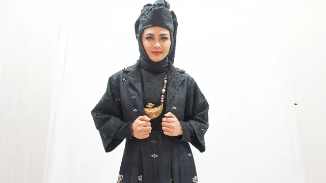 Desainer Langganan Keluarga Presiden Jokowi Fashion Show di London