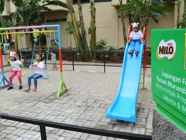 Sejumlah anak sedang bermain di area Ruang Publik Terbuka Ramah Anak (RPTRA) Marunda yang bertempat di Kelurahan Marunda, Cilincing, Jakarta (18/10).  RPTRA Marunda terbagi menjadi area outdoor dan indoor. (Liputan6.com/Istimewa) 