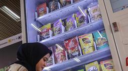 PT Pertamina (Persero) bersama Kementerian BUMN dan PT KAI meluncurkan vending machine khusus untuk produk UMKM di sejumlah fasilitas umum. (Liputan6.com/Angga Yuniar)
