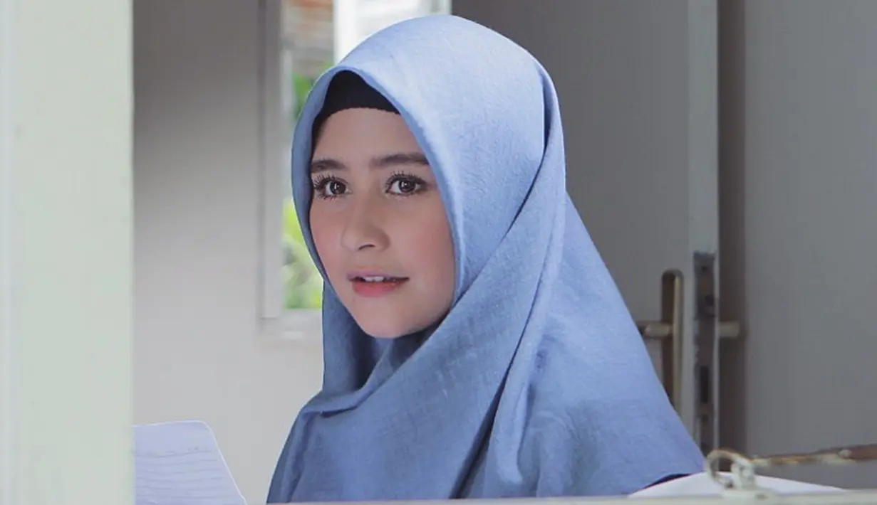 Tampil denganbalutan hijab biru muda, wajah Prilly Latuconsina disempurnakan dengan riasan natural. Keteduhan terpancar dalam diri Prilly. Prilly mengaku dia belum memutuskan untuk berhijab, tapi memang sedang dalam proses menimba ilmu agama.(Liputan6.com/IG/@prillylatuconsina96)