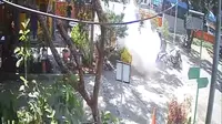 Penggalan remakan cctv pelaku pencurian di RSU Tongas Probolinggo melempar bomdet ke petugas kemaanan (Istimewa)