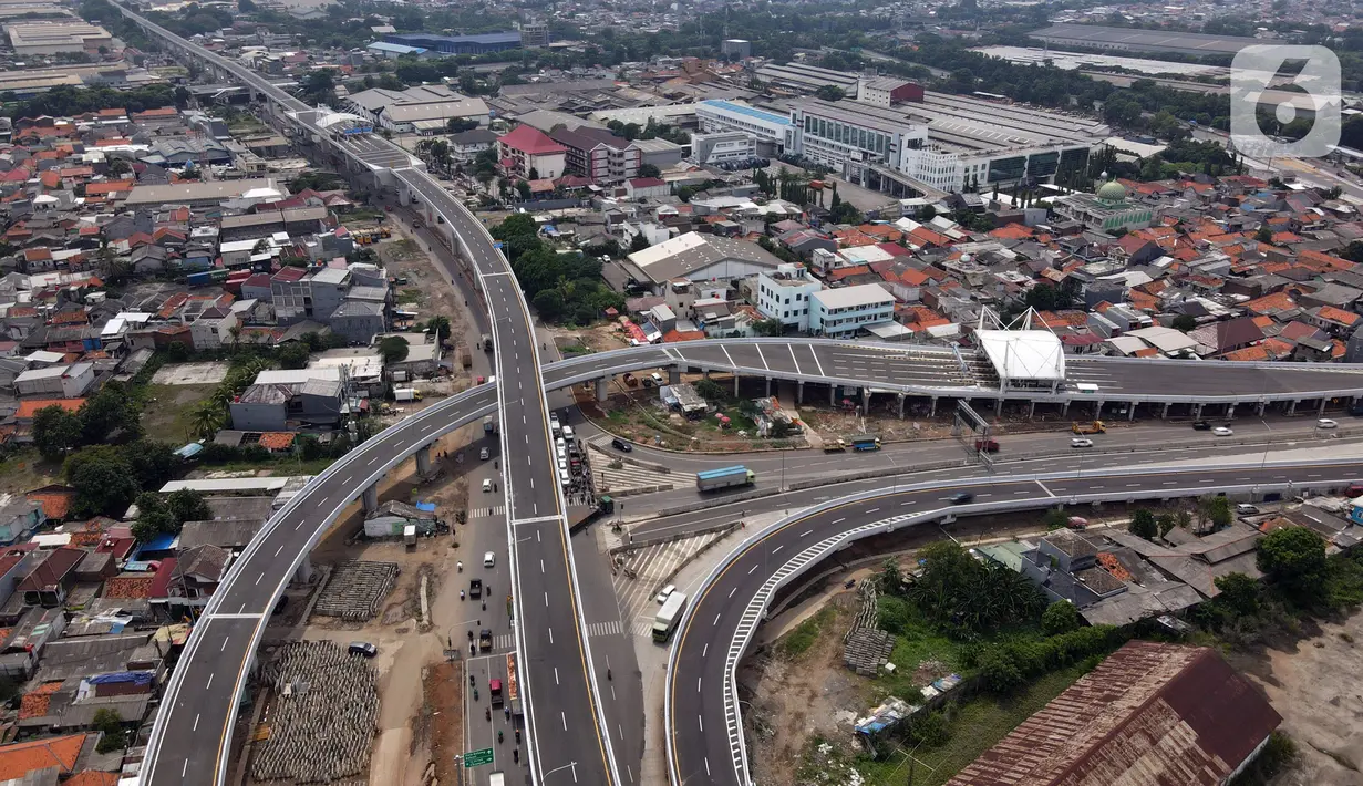 Foto udara Jalan Tol Layang Dalam Kota Kelapa Gading - Pulo Gebang, Jakarta, Sabtu (20/11/2021). Jalan Tol Layang Dalam Kota Kelapa Gading - Pulo Gebang memiliki enam ruas jalan dengan panjang 9,3 kilometer. (merdeka.com/Imam Buhori)