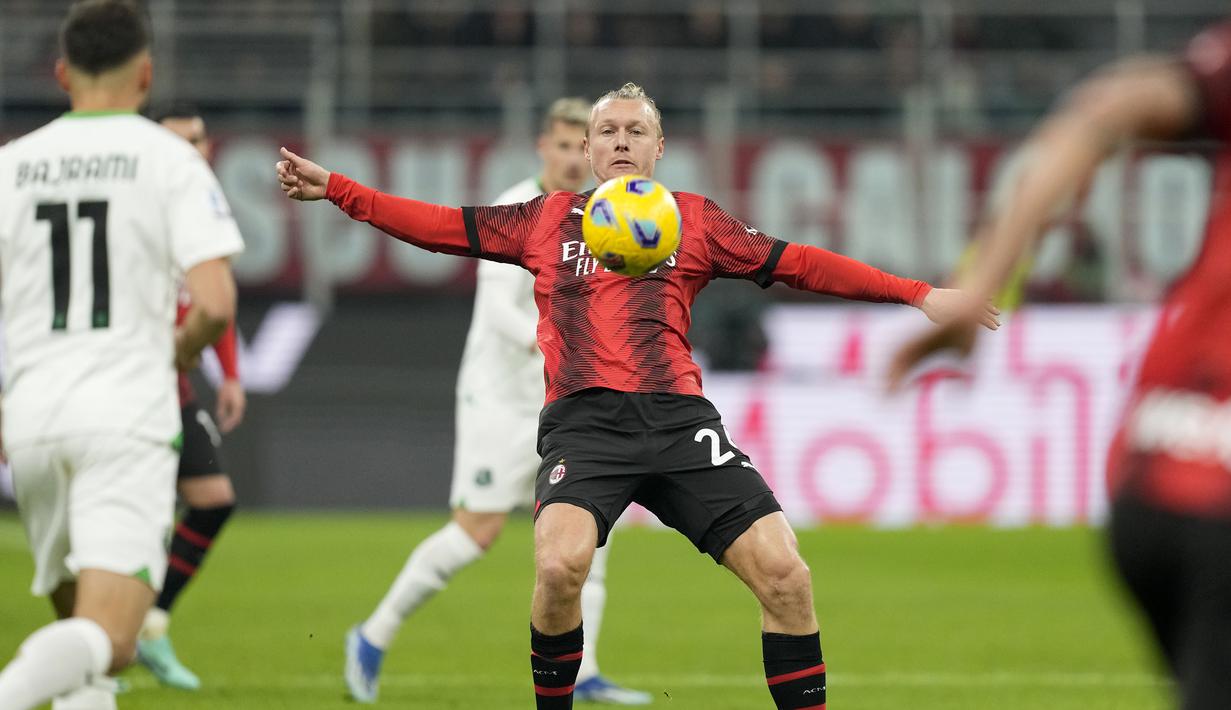 Bek AC Milan, Simon Kjaer berusaha mengontrol bola dengan dadanya saat menghadapi Sassuolo pada laga pekan ke-18 Serie A Liga Italia 2023/2024 di San Siro Stadium, Milan, Sabtu (30/12/2023) malam waktu setempat. (AP Photo/Antonio Calanni)