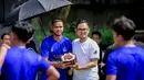 <p>Bek Arema FC, Hasim Kipuw, mendapatkan kue ulang tahun dari Presiden Arema FC, Gilang Widya Pramana, setelah sesi latihan perdana Singo Edan, Selasa (10/5/2022). Hasim Kipuw genap berusia 34 tahun pada Senin (9/5/2022).</p>