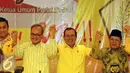 Priyo Budi Santoso (ketiga kiri) mengangkat tangan usai pendeklarasian dirinya menjadi Calon Ketua Umum Partai Golkar di Jakarta, Kamis (14/4/2016). Pemilihan dilaksanakan pada Munaslub Partai Golkar, Mei mendatang. (Liputan6.com/Helmi Fithriansyah)