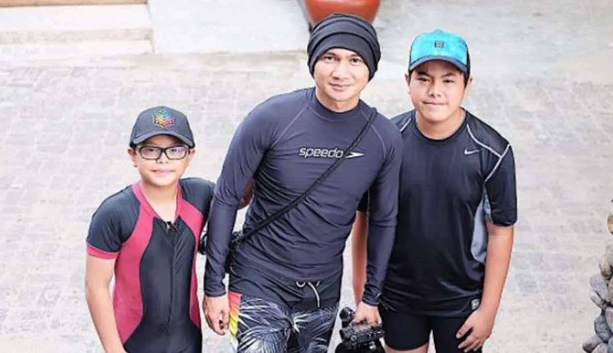 Hubungan melalui media sosial twitter itu membuat keduanya makin akrab. Bahkan, keduanya juga mulai saling tukar nomor telpon. Komunikasi keduanya makin baik. Bahkan, Anji juga mulai akrab dengan dua anak Wina dari pernikahan sebelumnya. (dok. Pribadi)