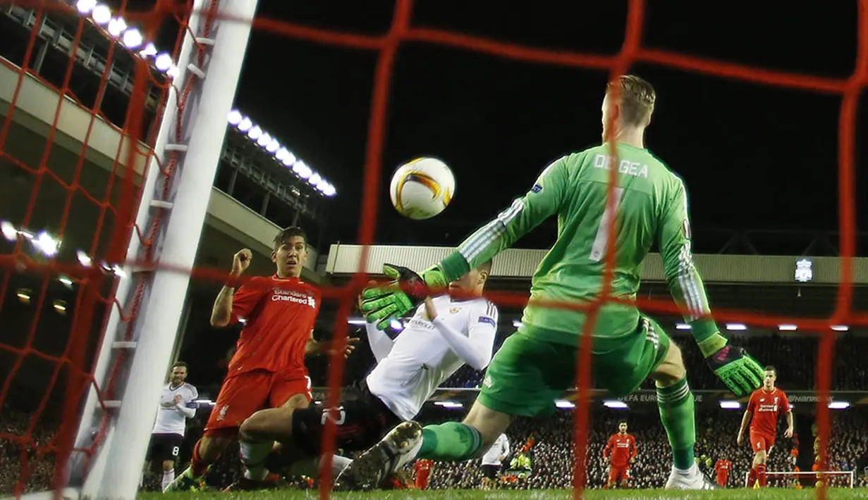 Proses terjadinya gol yang dicetak gelandang Liverpool, Roberto Firmino, ke gawang MU. Melalui gol pada menit ke-77 ini The Reds behasil memperbesar keunggulan menjadi 2-0. (Reuters/Phil Noble)