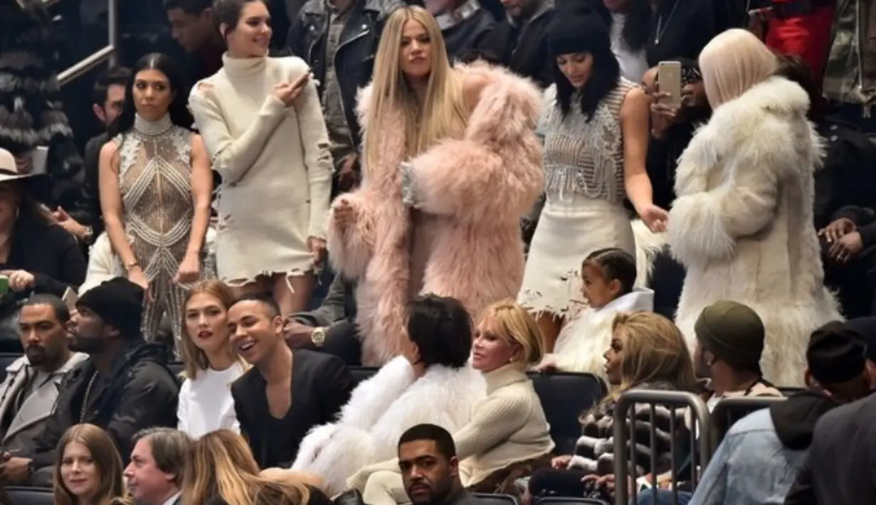 "Melihat perjalanan mereka menjadi ibu adalah momen yang sangat spesial bagiku," ujar Kourtney. (Vanity Fair)