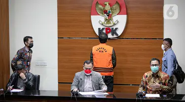 Ketua KPK Firli Bahuri menghadirkan tersangka Wakil Ketua DPR Azis Syamsuddin saat konferensi pers di Gedung KPK Jakarta, Sabtu (25/9/2021). KPK resmi menahan Azis Syamsuddin sebagai tersangka kasus dugaan suap penanganan perkara di Kabupaten Lampung Tengah (Liputan6.com/Faizal Fanani)