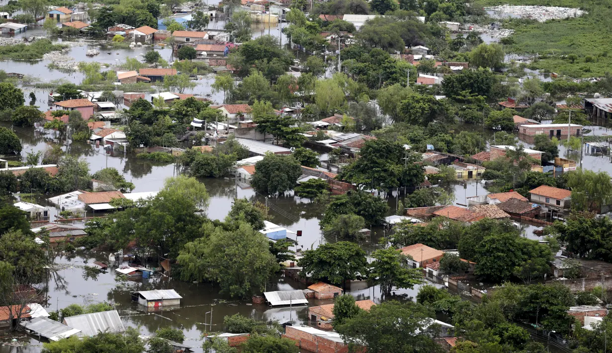 Pandangan udara saat sebagian rumah terendam banjir di Asuncion, Paraguay, Senin (28/12). Bencana banjir di negara wilayah Amerika Selatan itu bahkan disebut sebagai yang paling parah dalam kurun waktu 23 tahun terakhir. (REUTERS/Jorge Adorno)