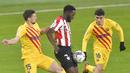 Striker Athletic Bilbao, Inaki Williams (tengah) dikepung dua pemain Barcelona, Clement Lenglet (kiri) dan Pedri dalam laga lanjutan Liga Spanyol 2020/21 di San Mames Stadium, Bilbao, Rabu (6/1/2021). Athletic Bilbao kalah 2-3 dari Barcelona. (AFP/Ander Gillenea)