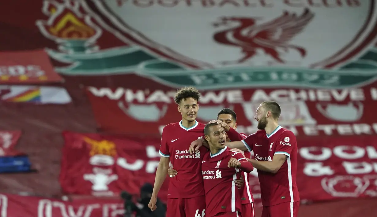 Gelandang Liverpool, Thiago (tengah) berselebrasi dengan rekan setimnya usai mencetak gol ke gawang Southampton pada pertandingan lanjutan Liga Inggris di stadion Anfield di Liverpool, Inggris, Minggu (9/5/2021). Liverpool menang atas Southampton 2-0. (Zac Goodwin/Pool via AP)