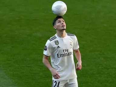 Pemain baru Real Madrid, Brahim Diaz mengontrol bola saat diperkenalkan di Santiago Bernabeu  (7/1). Diaz direkrut Madrid dari Manchester City dengan dana 17,3 juta euro (Rp 281 miliar) plus 7,3 juta euro (Rp 118 miliar). (AP Photo/Manu Fernandez)