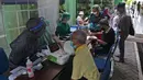 Petugas memeriksa kesehatan warga lansia sebelum mengikuti vaksinasi Covid-19 di Puskesmas Kecamatan Senen, Jakarta Pusat, Selasa (23/2/2021). Vaksinasi untuk Lansia akan dimulai di ibu kota provinsi untuk seluruh provinsi di Indonesia, di prioritaskan di Jawa-Bali. (Liputan6.com/Herman Zakharia)